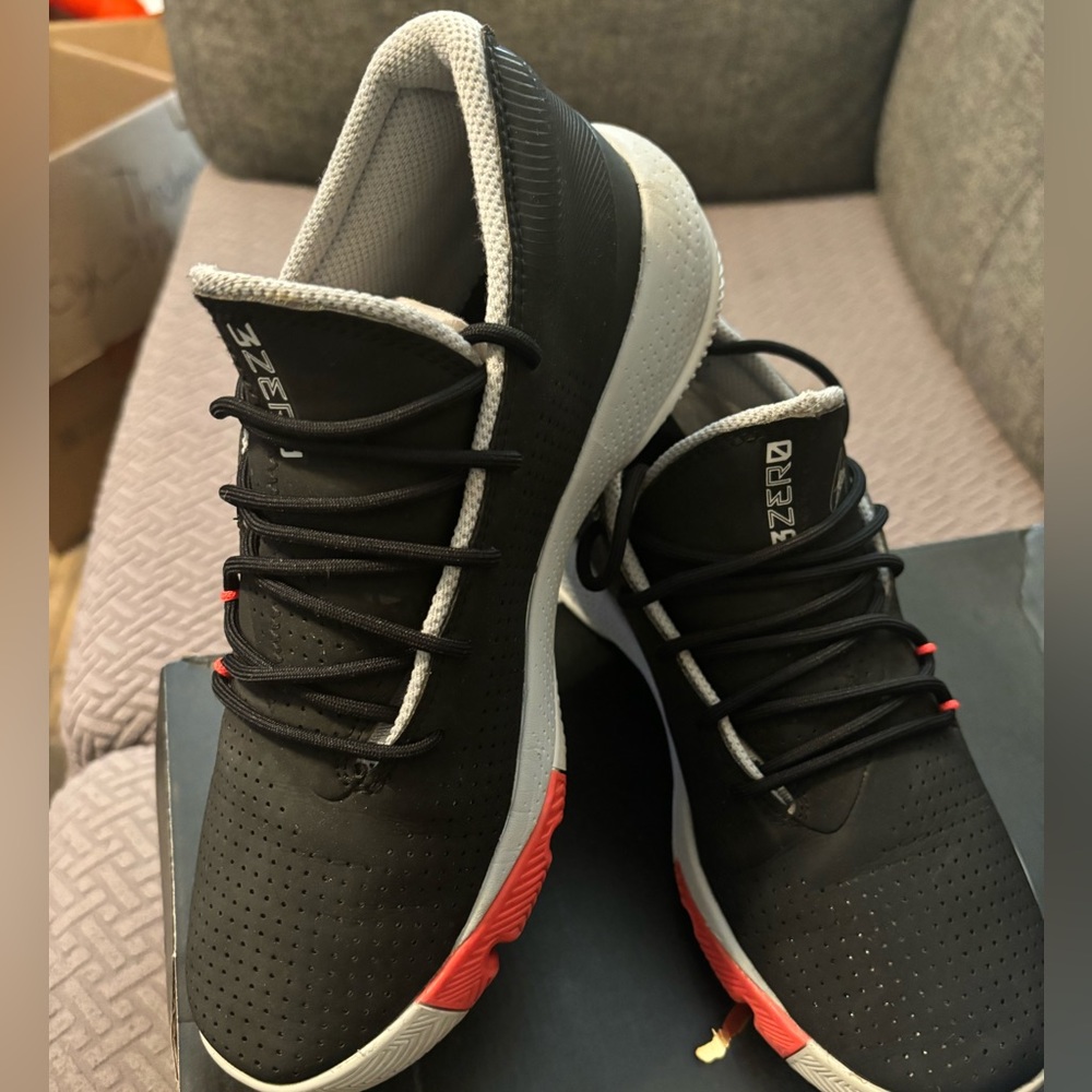 Excellent condition Under Armour Steph Curry 3zero III. Size 6y